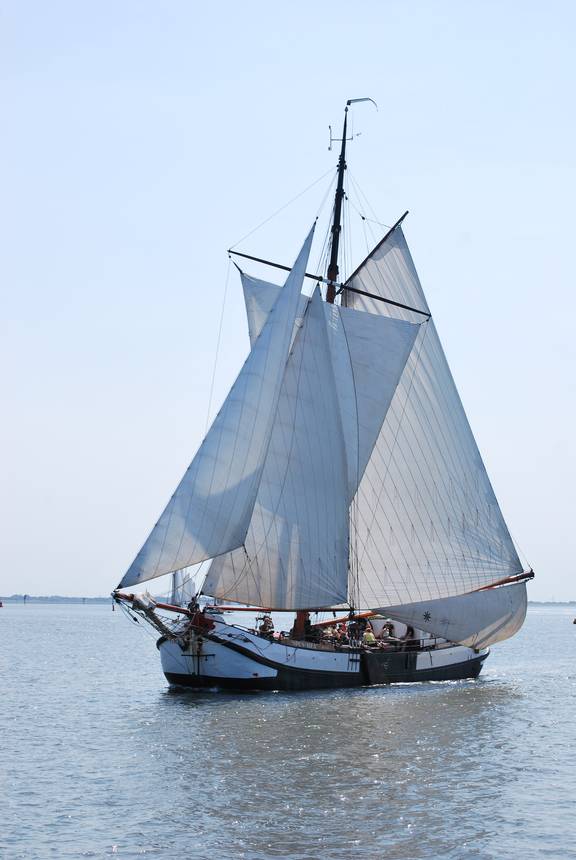 Tjalk Spes Mea under white sails on the water