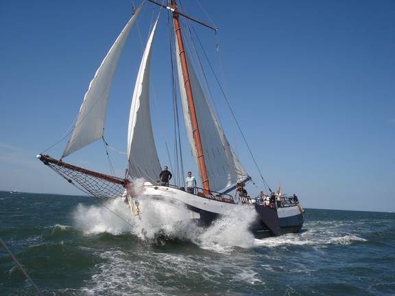 Spes Mea sailing through the waves with spray at the bow