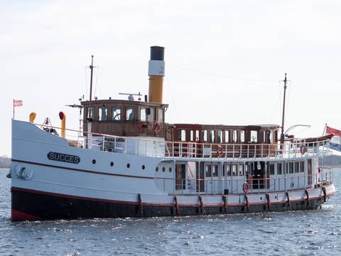 Steamship Succes viewed from the bow