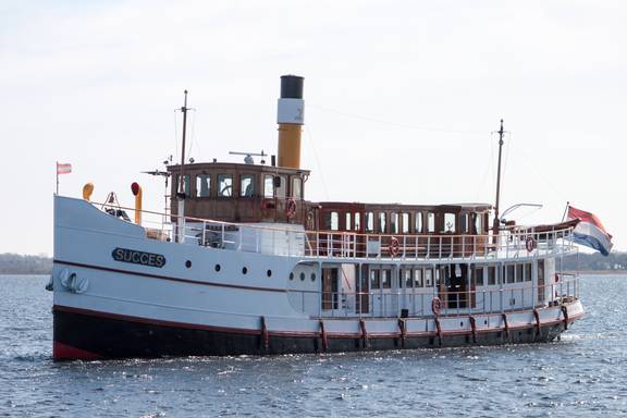 Steamship Succes viewed from the bow