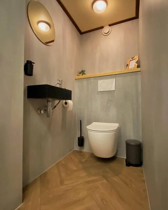 Toilet with a black washbasin aboard the Summertime