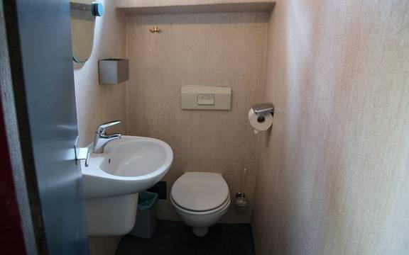Toilet and washbasin in the bathroom of the Sybaris
