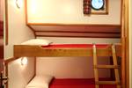 Cabin with a wide lower bunk and an upper bunk on the Tsjerk Hiddes