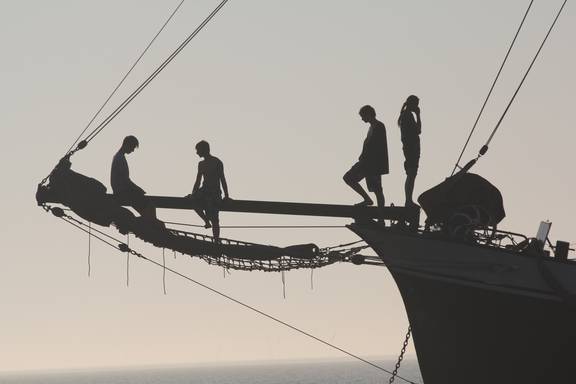 Silhouettes of guests on the bowsprit of the Tsjerk Hiddes