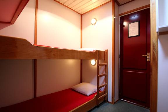Cabin with a wooden bunk bed on the Tsjerk Hiddes