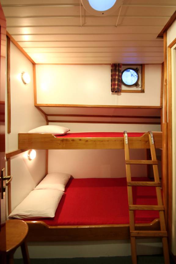 Cabin with a wide lower bunk and an upper bunk on the Tsjerk Hiddes
