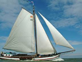 Vriendentrouw under white sails on open water