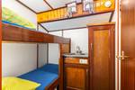 Twin-berth cabin with a bunk bed and washbasin on the Vriendentrouw