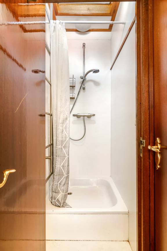 Shower cubicle aboard the Vriendentrouw