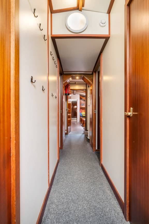 Corridor along the cabins of the Vriendentrouw