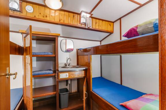 Four-berth cabin with bunk beds on the Vriendentrouw