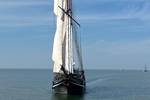 Vrijheid under sail, viewed directly from the front