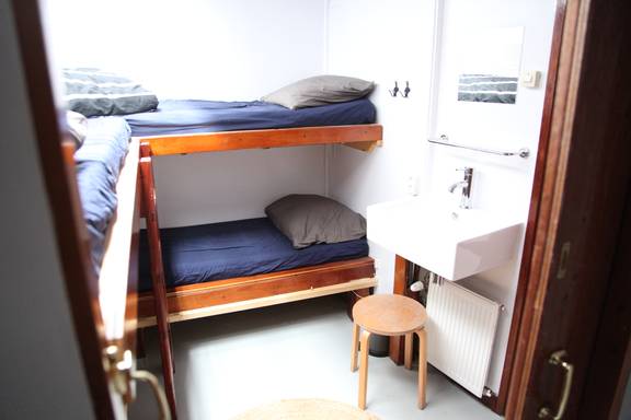 Cabin with bunk beds and a washbasin on the Vrijheid