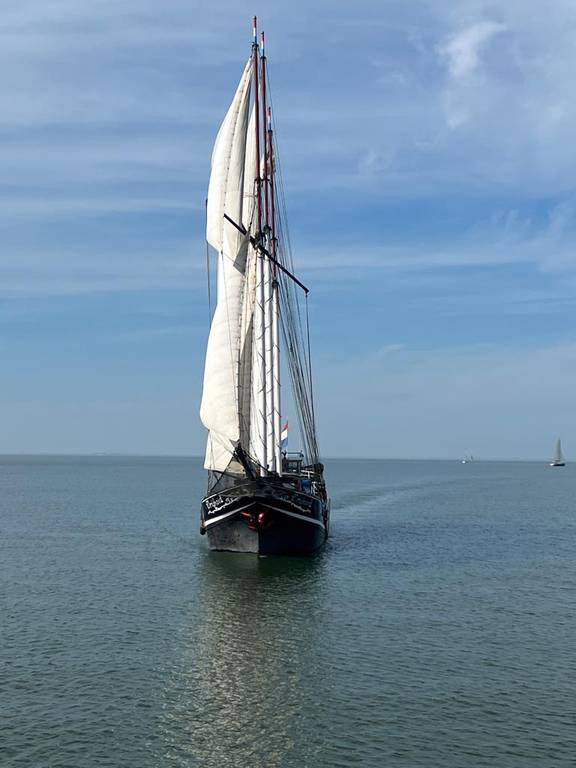 Vrijheid under sail, viewed directly from the front