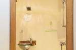 Shower in the bathroom of De Vrouw Dina