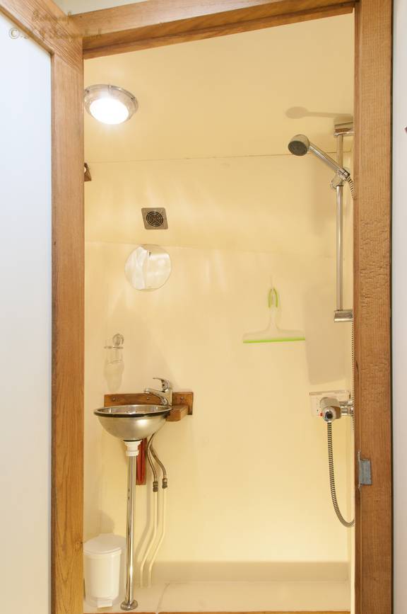 Shower in the bathroom of De Vrouw Dina