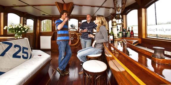 Guests at the wooden bar of 't Wapen fan Fryslân