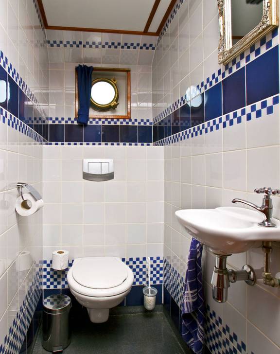 Tiled washroom with a washbasin on 't Wapen fan Fryslân