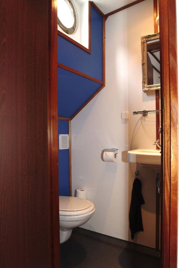 Toilet and washbasin aboard 't Wapen fan Fryslân