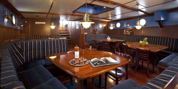 Saloon of 't Wapen fan Fryslân with wooden dining tables and dark benches