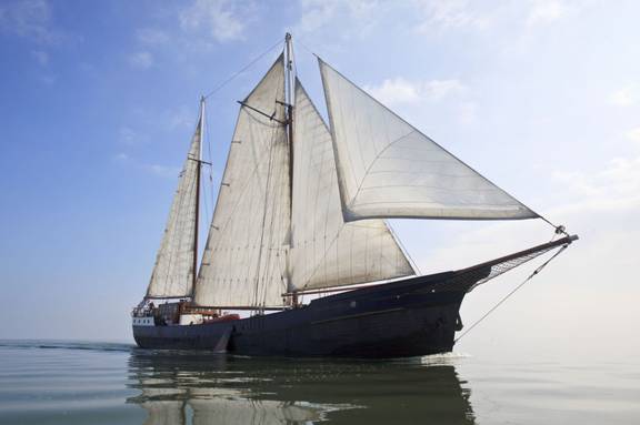 't Wapen fan Fryslân with white sails hoisted