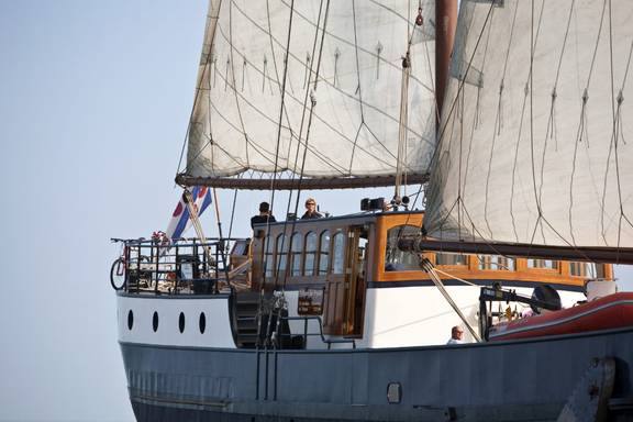 Aft deck and deckhouse of 't Wapen fan Fryslân while sailing