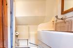 Bathroom with a washbasin and toilet on the Waterman