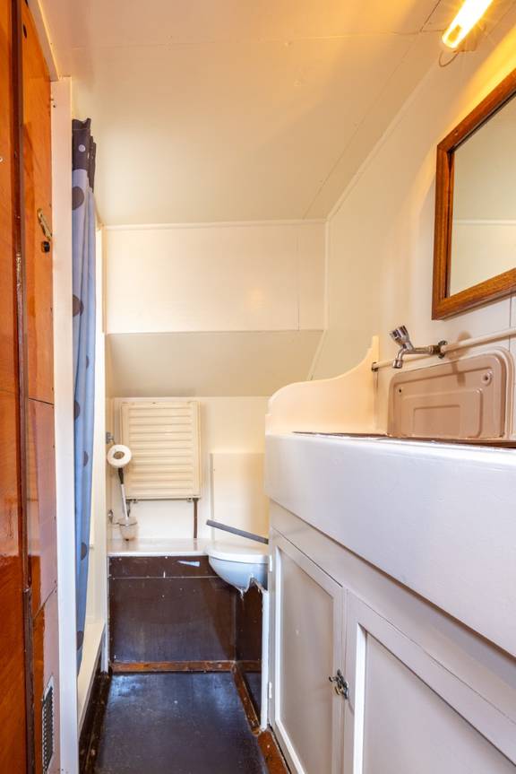 Bathroom with a washbasin and toilet on the Waterman