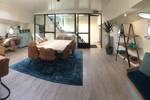 Living room of the Wilhelmina with a round dining table and seating area