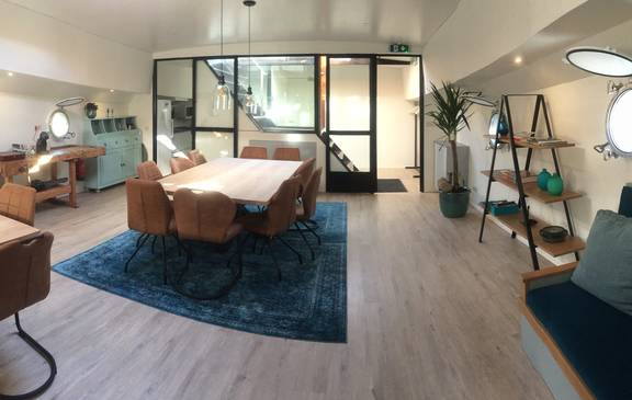 Living room of the Wilhelmina with a round dining table and seating area