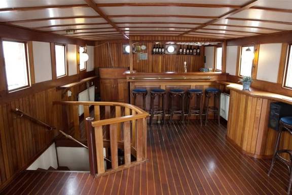 Wooden deckhouse with tables and chairs on the Willem Barentsz