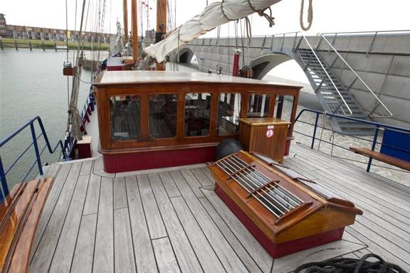 Deck of the Willem Barentsz with a wooden deckhouse