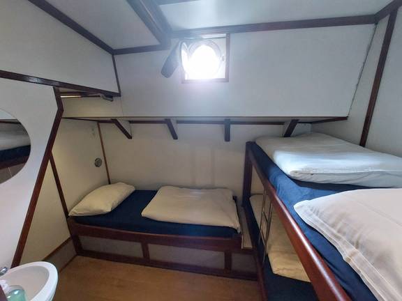 Three-berth cabin with a bunk bed and washbasin on the Johanna Engelina