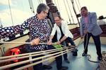 Guests handling ropes together on the deck of the Gulden Belofte