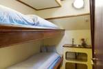 Twin-berth cabin with a bunk bed on the Gulden Belofte