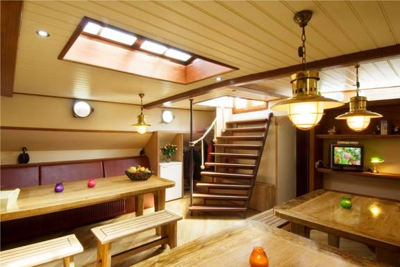 Saloon of the Gulden Belofte with wooden dining tables and benches