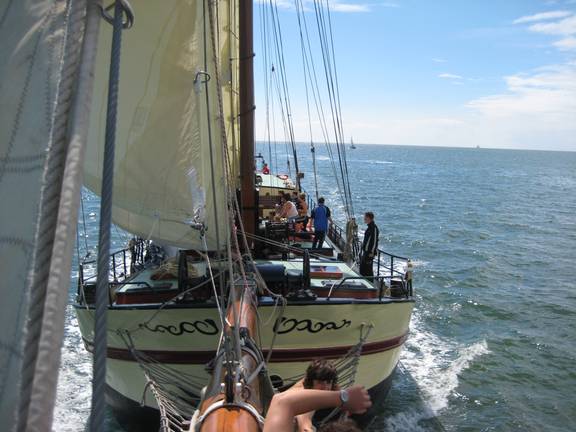 View from the bowsprit net towards the bow of the Gulden Belofte under sail