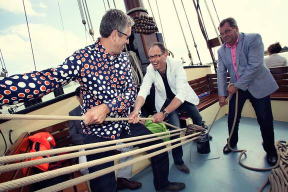 Guests handling ropes together on the deck of the Gulden Belofte