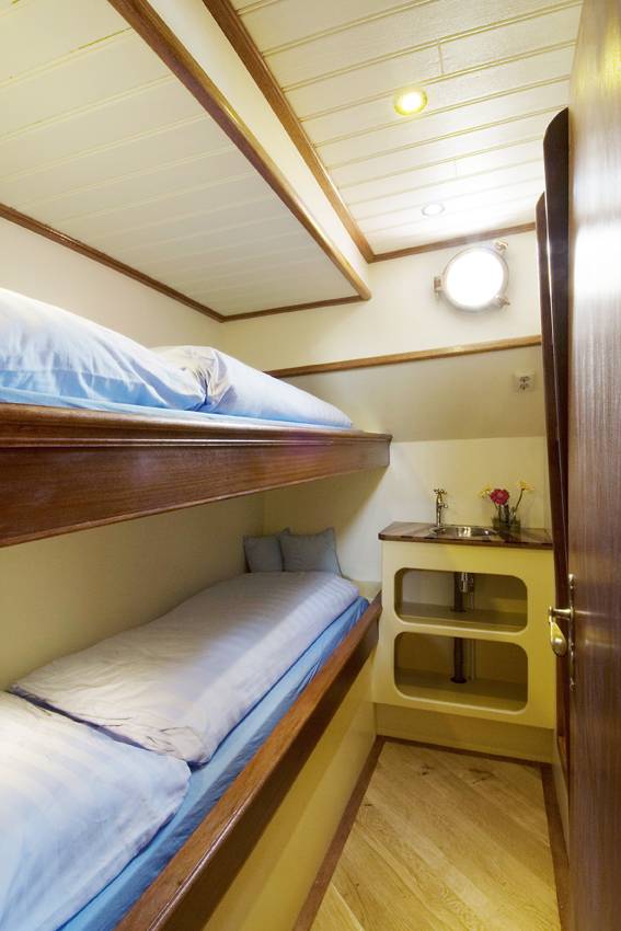 Twin-berth cabin with a bunk bed on the Gulden Belofte
