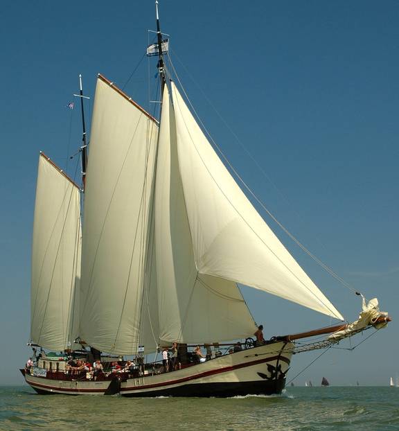 Clipper Gulden Belofte under white sails on the water