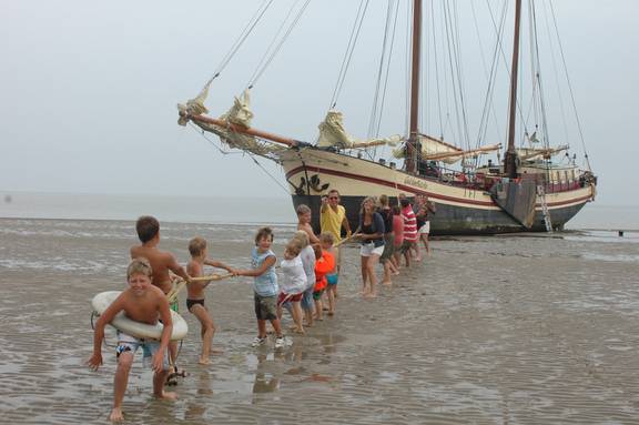 Guests on the tidal flats beside the Gulden Belofte