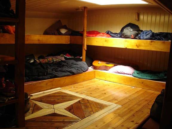 Cabin with wooden bunk beds on the Vrouwe Jitske