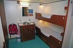 Cabin with a bunk bed and washbasin on the Eendracht