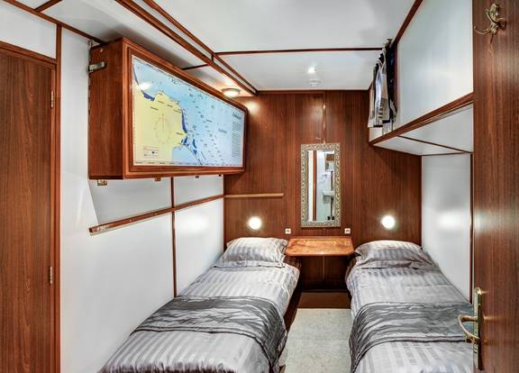 Twin-berth cabin with separate beds on the Mare fan Fryslân