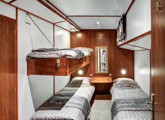 Three-berth cabin with two lower beds and an upper bunk on the Mare fan Fryslân