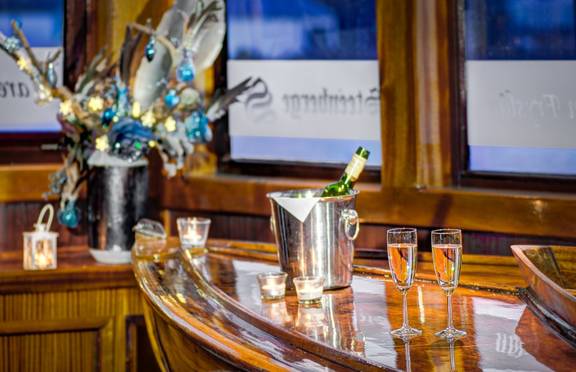 Drinks on the wooden bar of the Mare fan Fryslân