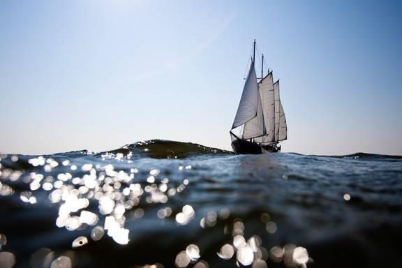 Mare fan Fryslân under sail, viewed from water level